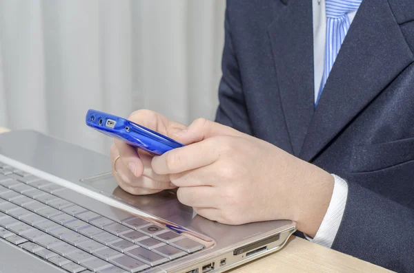 Laptop och telefon — Stockfoto