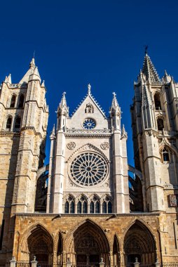 Leon, Castilla y Leon katedralinin merkez cephesi, kuleleri ve gül penceresi, İspanya.