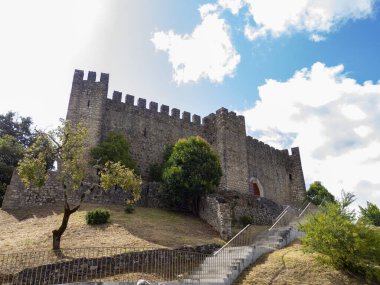 12. yüzyılda inşa edilen ve Orta Portekiz 'deki Coimbra' yı savunmak için Tapınak Şövalyeleri 'ne bağışlanan ortaçağ Pombal Kalesi manzarası.