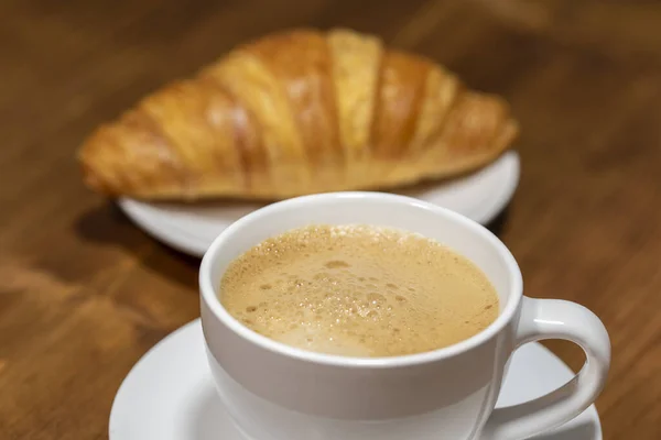 Tasse Italienischer Espresso Und Frisches Croissant Auf Rustikalem Hintergrund — Stockfoto