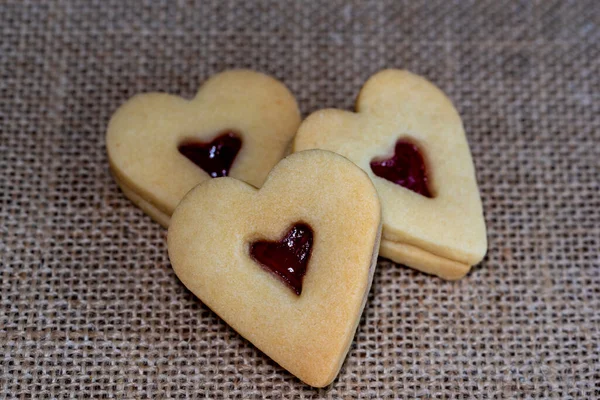 Biscotti Forma Cuore Con Marmellata Giorno San Valentino Sul Tessile — Foto Stock