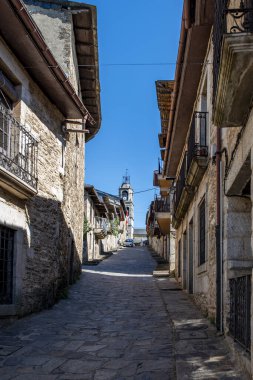 Puebla de Sanabria, Zamora, İspanya; Temmuz 2021: Puebla de Sanabria, İspanya, Castilla y Leon 'da taş binaları ve çiçekli eski köy