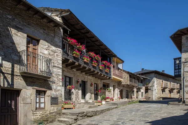 Puebla de Sanabria, Zamora, İspanya; Temmuz 2021: Puebla de Sanabria, İspanya, Castilla y Leon 'da taş binaları ve çiçekli eski köy