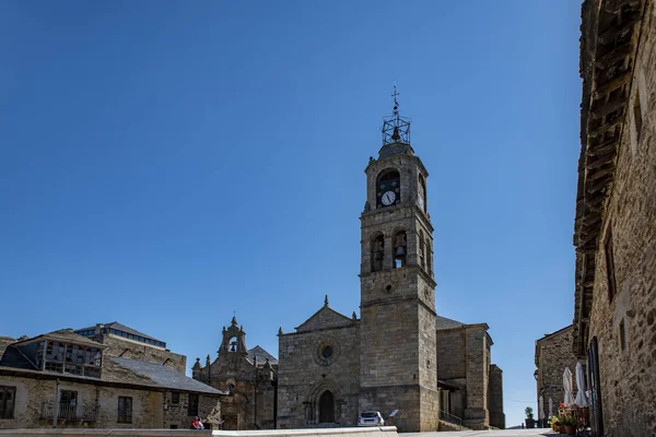 Puebla de Sanabria, Zamora, İspanya; Temmuz 2021: Geleneksel mimari, San Cayetano Hermitage ve Santa Mara de Azogue Kilisesi Puebla de Sanabria, Zamora, Castilla y Leon, İspanya.