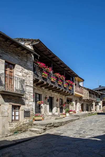 Puebla de Sanabria, Zamora, İspanya; Temmuz 2021: Puebla de Sanabria, İspanya, Castilla y Leon 'da taş binaları ve çiçekli eski köy