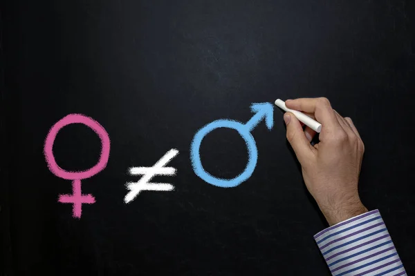 Концепция Гендерного Неравенства Опирается Доску Рука Вычеркивает Знак Равенства Символ — стоковое фото