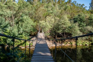 Asma köprü, Soutomaior 'da nehri geçmek, Pontevedra, Galiçya, İspanya.