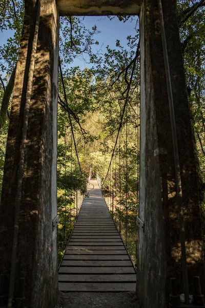 Asma köprü, Soutomaior 'da nehri geçmek, Pontevedra, Galiçya, İspanya.