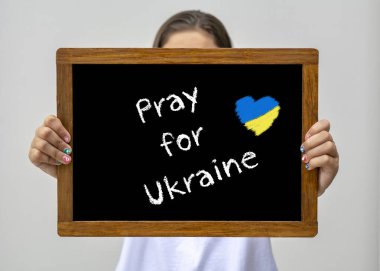 Tahtaya yazılmış Ukrayna için dua et 