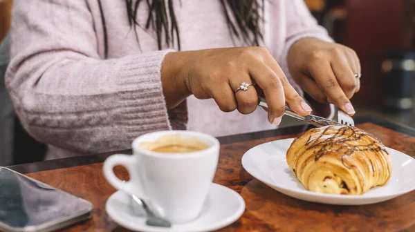 Afro Kvinna Som Äter Fransk Frukost Med Kaffe Och Croissant — Stockfoto