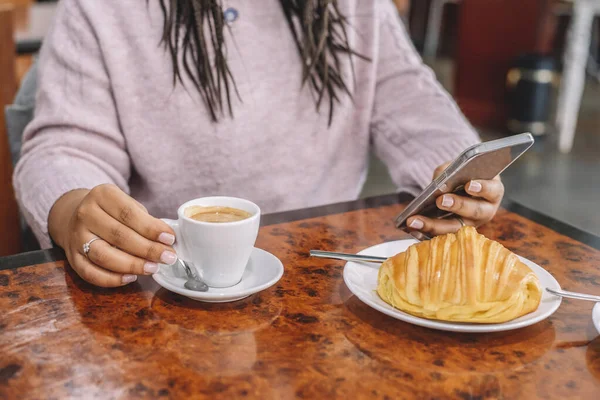 Αφρο Γυναίκα Κοιτάζοντας Κινητό Τηλέφωνο Ενώ Έχοντας Έναν Καφέ Και — Φωτογραφία Αρχείου