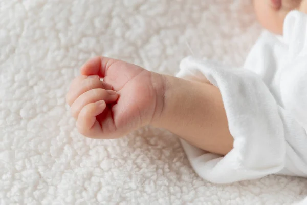New Born Baby Mano Sulla Coperta Beige — Foto Stock