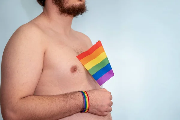 Sin Camisa Caucásico Hombre Sosteniendo Lgtb Orgullo Arco Iris Bandera — Foto de Stock