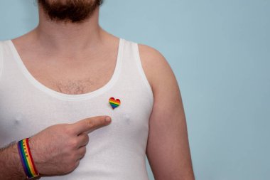 Beyaz tişört ve işaret parmağında kalp şeklinde Lgbt Pin rozeti var. Lgbtq Onur Günü ve insan hakları kavramı