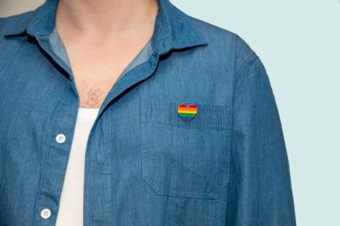 Lgtb gökkuşağı bayraklı mavi kot gömlekli adam.