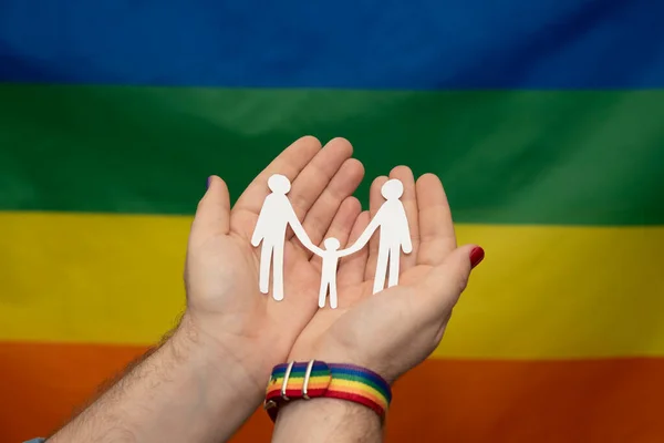 Handen Van Man Met Gay Papier Familie Lgtb Regenboog Vlag — Stockfoto