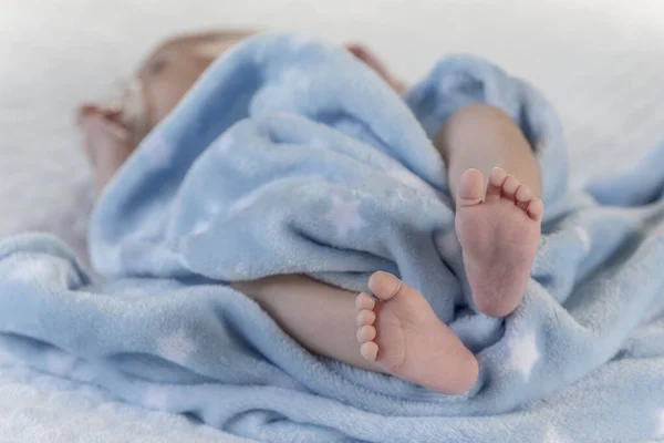 Piede Adorabile Bambini Una Morbida Coperta Blu — Foto Stock
