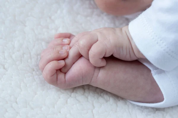 Adorabili Manine Neonato Una Morbida Coperta Beige — Foto Stock