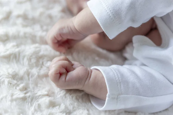 Adorabili Manine Neonato Una Morbida Coperta Beige — Foto Stock