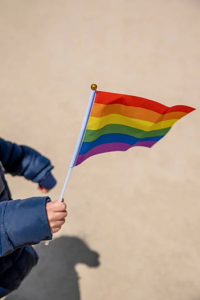 Mão Uma Menina Segurando Gay Orgulho Símbolo Arco Íris Bandeira — Fotografia de Stock