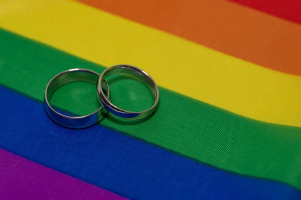 LGTB bayraklarında iki alyans, eşcinsel evlilik kavramı.