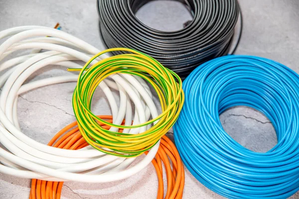 Haki Kolorowych Kabli Elektrycznych Gotowe Montażu — Zdjęcie stockowe