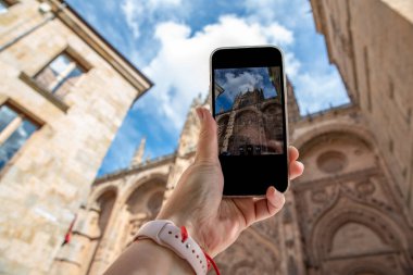 İspanya, Salamanca 'daki katedralin cep telefonuyla fotoğraf çeken bir turist kadının el yazısı..