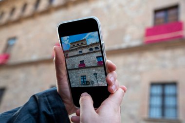 İspanya, Salamanca 'daki sarayın cep telefonuyla fotoğraf çeken bir turistin el yazısı..