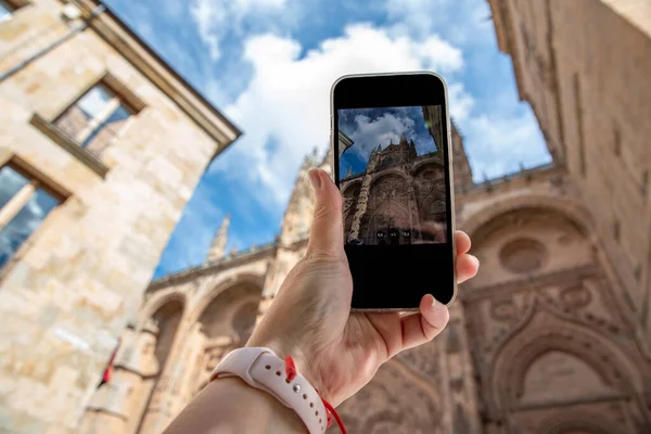 İspanya, Salamanca 'daki katedralin cep telefonuyla fotoğraf çeken bir turist kadının el yazısı..