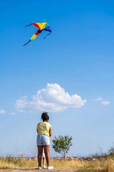 Mère Enseignant Petite Fille Comment Piloter Cerf Volant Coloré — Photo