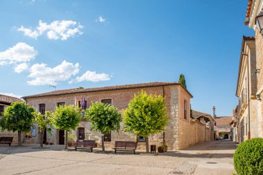İspanya 'nın Valladolid ilindeki Uruena Ortaçağ köyünün meydanlarından birine bakın..