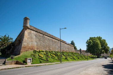 Portekiz 'in Chaves belediyesindeki Forte de Sao Francisco duvarının manzarası. 