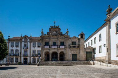 Chaves, Portekiz; Temmuz 2020: Chaves City, Vila Real, Portekiz 'deki Kutsal Ev (artı kilise) cephesi
