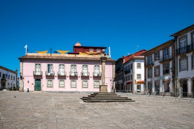 Chaves, Portekiz; Temmuz 2020: Portekiz 'in Chaves plazasında bulunan Chaves Sarmaşığı