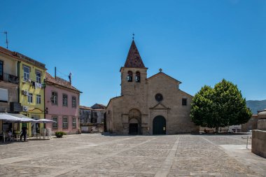 Chaves, Portekiz - Temmuz 2020: Cumhuriyet Meydanı 'ndaki klasik merkez binalar ve tarihi Santa Maria Maior Kilisesi (Igreja Matriz Kilisesi)) 