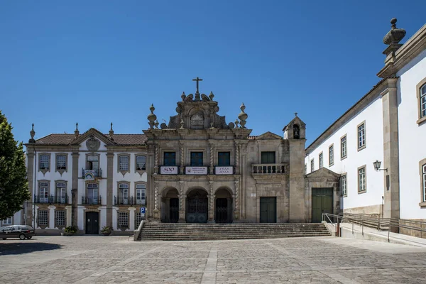 Chaves, Portekiz; Temmuz 2020: Chaves City, Vila Real, Portekiz 'deki Kutsal Ev (artı kilise) cephesi