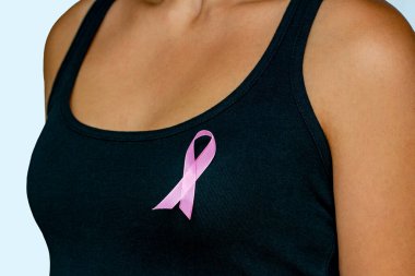 pembe rozet kadının göğsünde breat kanser neden destek