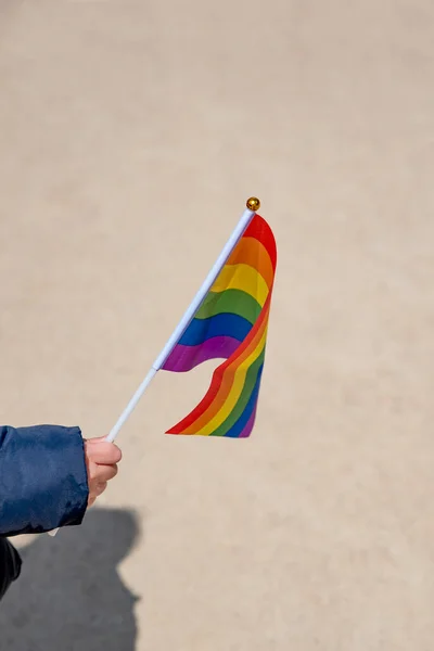 Eşcinsel Gurur Sembolü Gökkuşağı Bayrağını Tutan Küçük Bir Kızın Eli — Stok fotoğraf