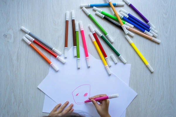 Kleine Mädchenhand Bastelt Hause Eine Zeichnung Mit Farben — Stockfoto