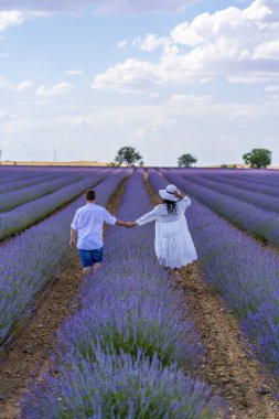 Lavanta tarlasında el ele gezen çift.