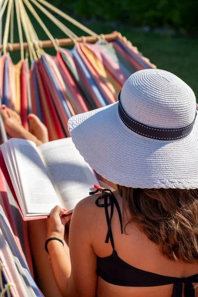 Woman White Hat Relaxing Book Hammock Her Garden — Fotografia de Stock