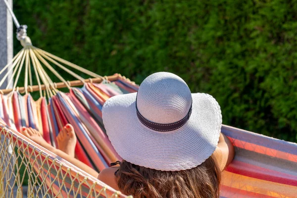 Young Woman White Hat Relaxing Hammock Garden — Fotografia de Stock
