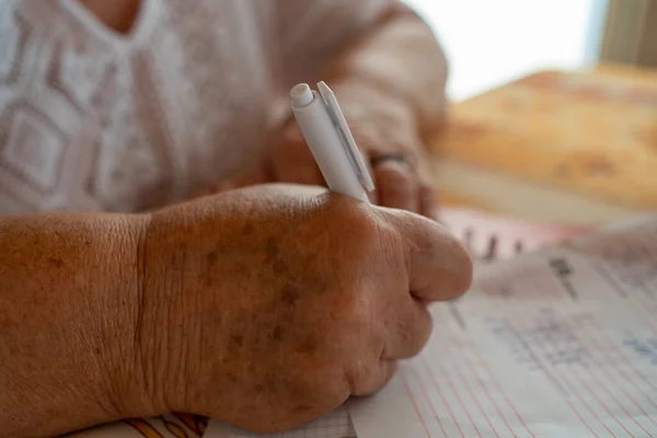 Γριά Γυναίκα Που Αθροίζει Έξοδα Νοικοκυριού Ένα Σημειωματάριο — Φωτογραφία Αρχείου