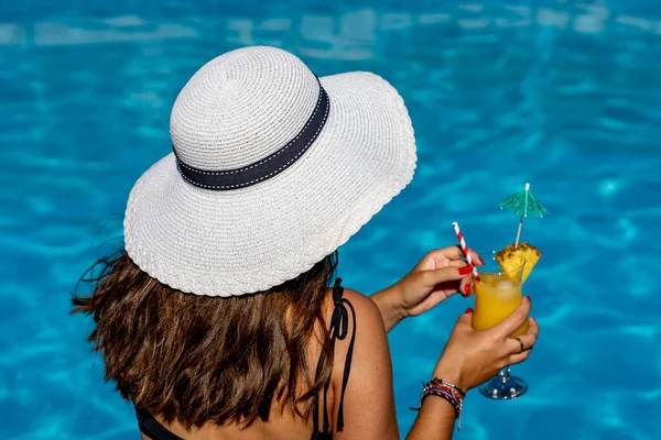 Young Caucasian Woman White Hat Enjoying Cocktail While Sitting Edge — Fotografia de Stock