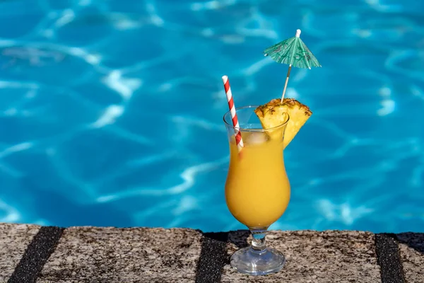 Fresh Glass Cocktail Drink Border Swimming Pool Holiday Tropical Concept — Fotografia de Stock