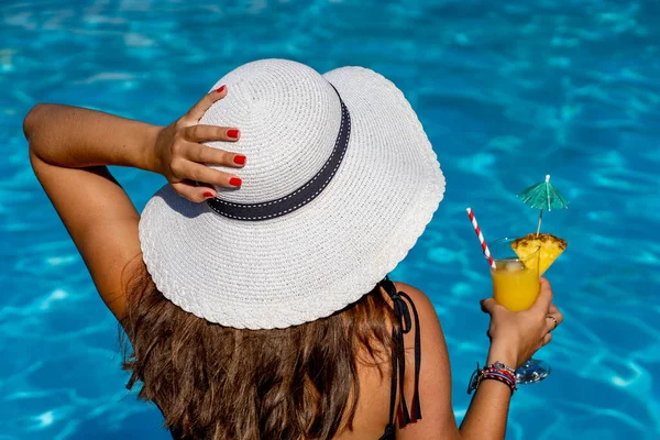 Young Caucasian Woman White Hat Enjoying Cocktail While Sitting Edge — Fotografia de Stock