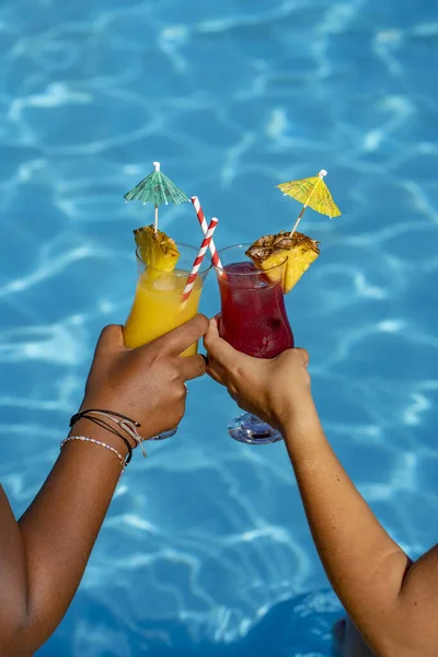 Friends Toasting Enjoying Cocktail While Sitting Pool Holidays — Fotografia de Stock