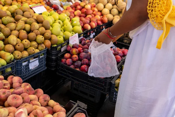 Kobiece Ręce Stawia Owoce Warzywa Bawełnę Produkować Worek Rynku Żywności — Zdjęcie stockowe