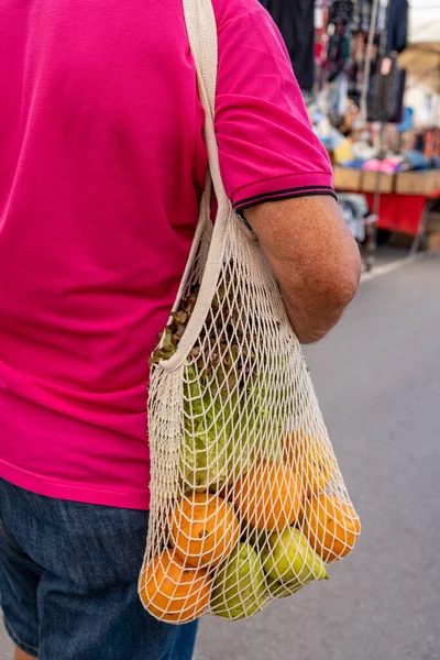 Man Carrying Reusable Mesh Bag Shopping Food Market Sustainable Lifestyle — Stock Photo, Image