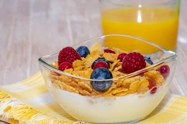 Миска Йогурта Зерновыми Ягодами Апельсиновым Соком Завтрак — стоковое фото
